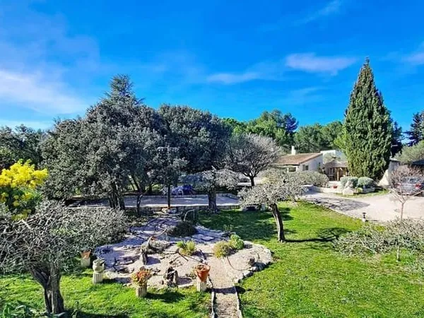 Maison avec dépendance, terrain 10 450m²