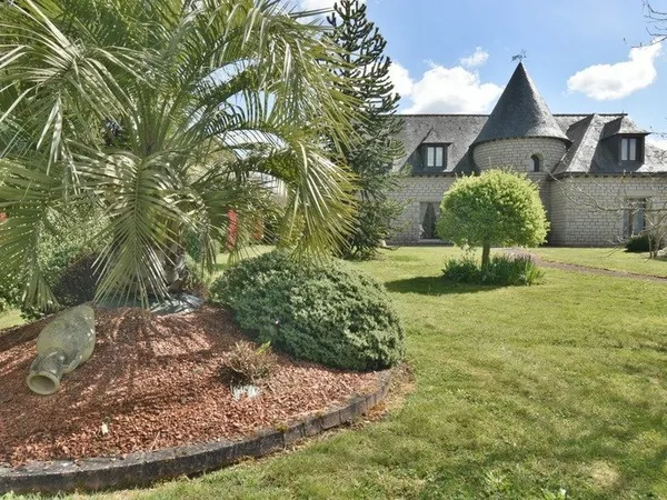 Dpt Mayenne (53), à vendre à 15 km de LAVAL Maison de caractère de 240 m² en granit avec parc paysag