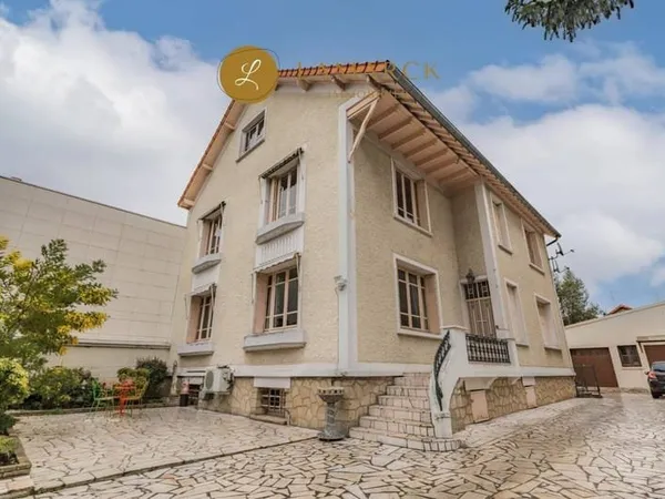 Maison 8 pièces 243 m²