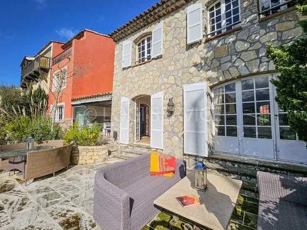 PORT GRIMAUD MAISON DE MAÎTRE EN PIERRES AVEC LARGE AMARRAGE GOLFE DE SAINT TROPEZ