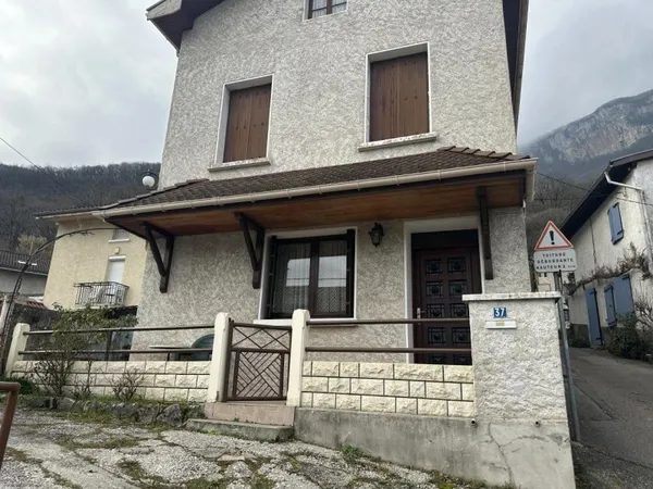 FONTAINE MAISON DE VILLAGE AVEC PETIT TERRAIN