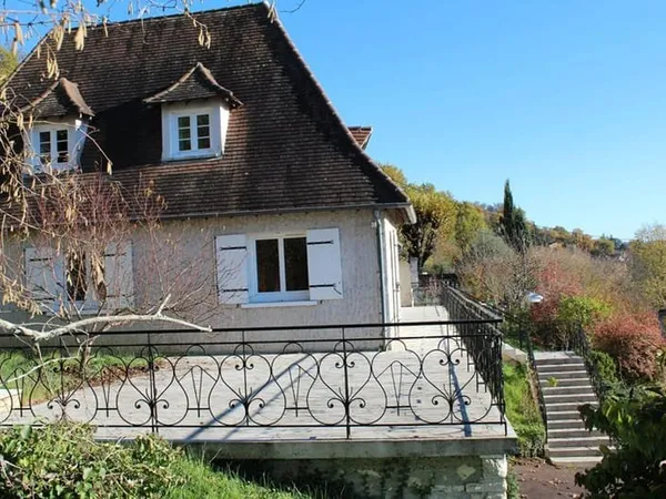 Maison de ville type 7, surface 245 m², garage privatif, sur un terrain 1012 m²