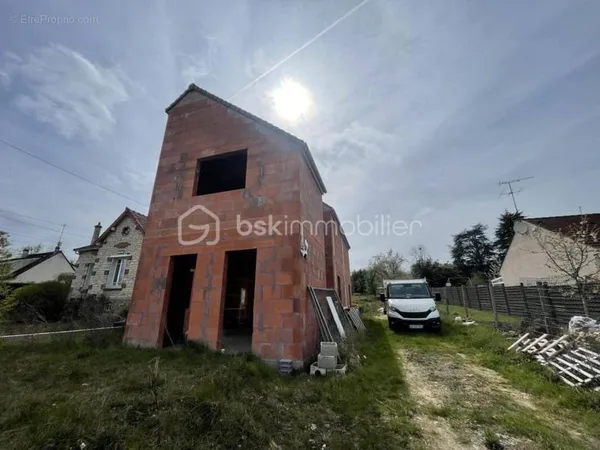 Terrain avec maison en construction