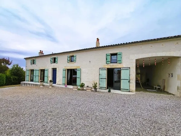 Grande maison charentaise indépendante de 3 chambres avec piscine, près de Cognac