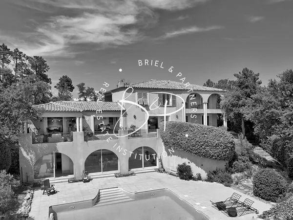 Vidauban, villa 5 chambres, sur 2500 m2 de terrain, piscine, vue panoramique