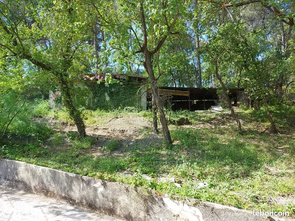 Terrain constructible de 967m²