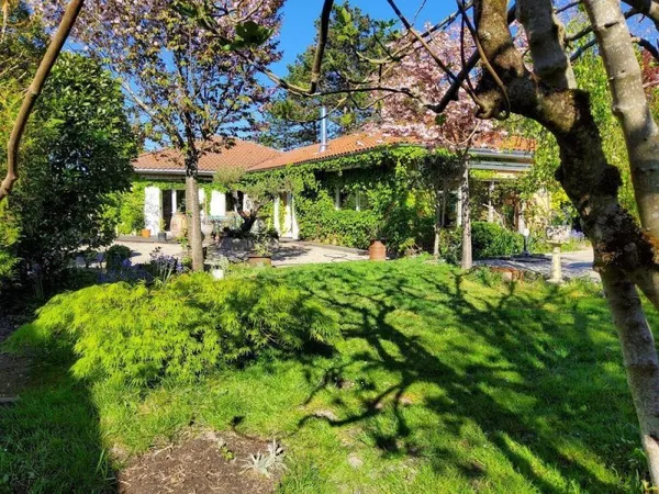 CHARMANTE MAISON DE 185m²- 7 Pièces avec piscine à TRESSES