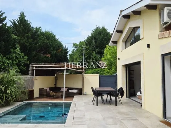 Maison en pierre et moellons rénovée - Piscine