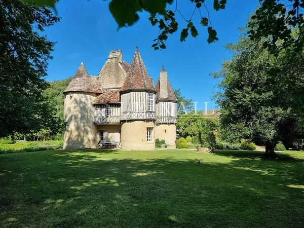 Manoir Normand du XVe siècle, Monument Historique, dans le Pays