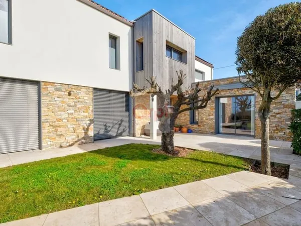 LES SABLES D'OLONNE - TANCHET - MAISON D'ARCHITECTE FACE MER