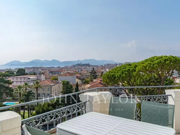 Cannes centre très bel appartement dernier étage vue mer