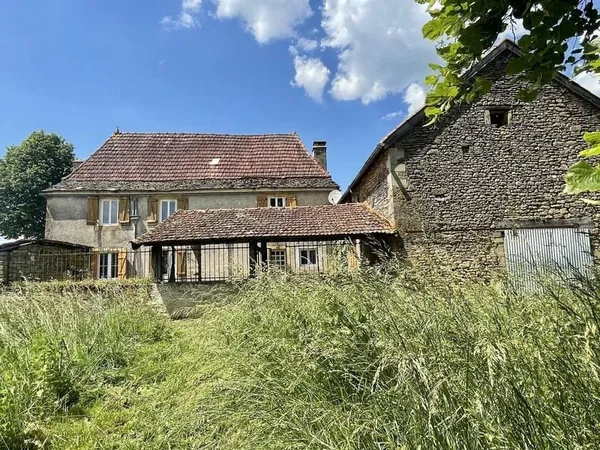 Dans un hameau du Périgord Noir, à 10 mns de Montignac-Lascaux, maison d'habitation ancienne avec dé