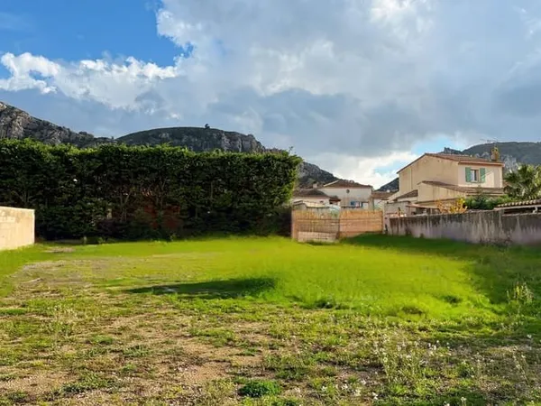 Terrain 775 m²