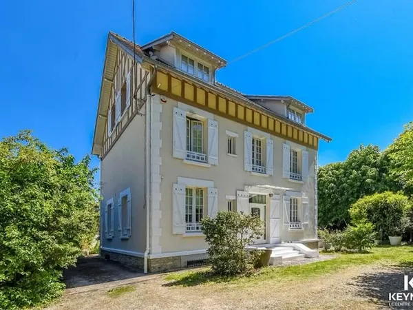 Maison 8 pièces 221 m²