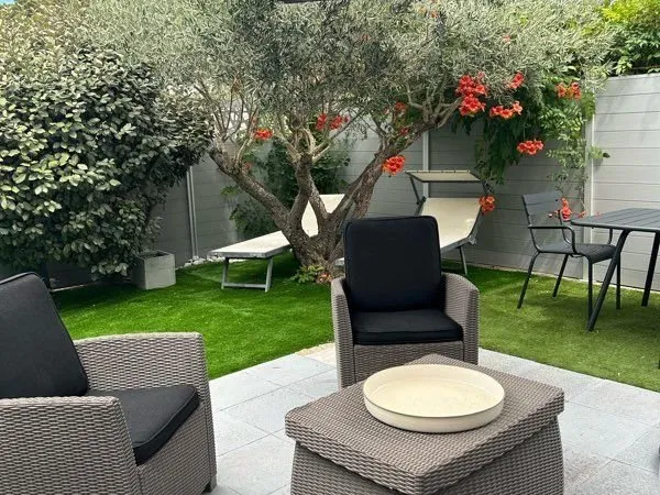 Studio équipé avec jardin privatif et place de parking à St Tropez