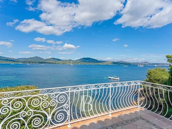 GOLFE DE SAINT TROPEZ - MAISON PIED DANS L'EAU