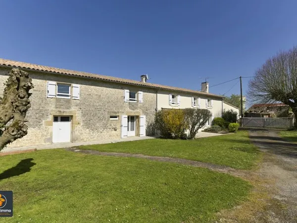 Maison en pierre à Sainte Neomaye