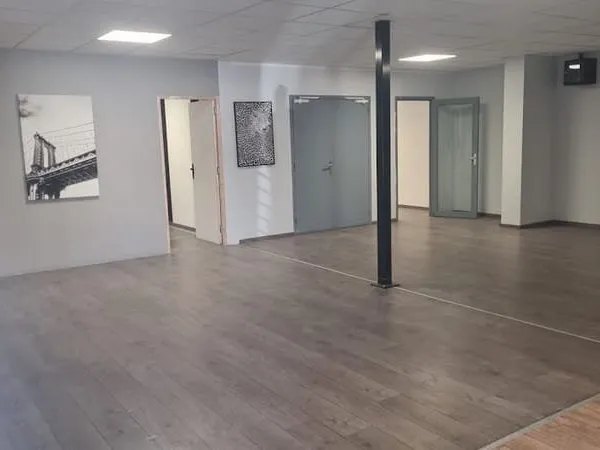 Local 1 pièce 400 m²