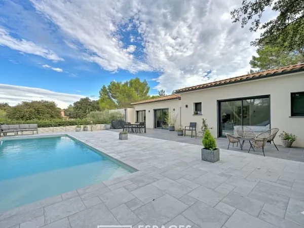 Villa contemporaine de plain-pied avec piscine à débordement - Collines Ouest