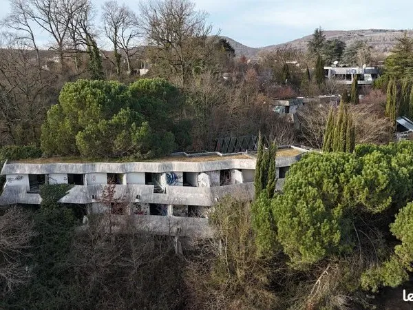 📍 Opportunité rare - Ancien complexe hôtelier sur 40 000 m² constructibles - Fort potentiel