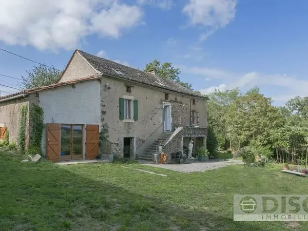 Maison avec belles vues, studio indépendant et spacieuse grange