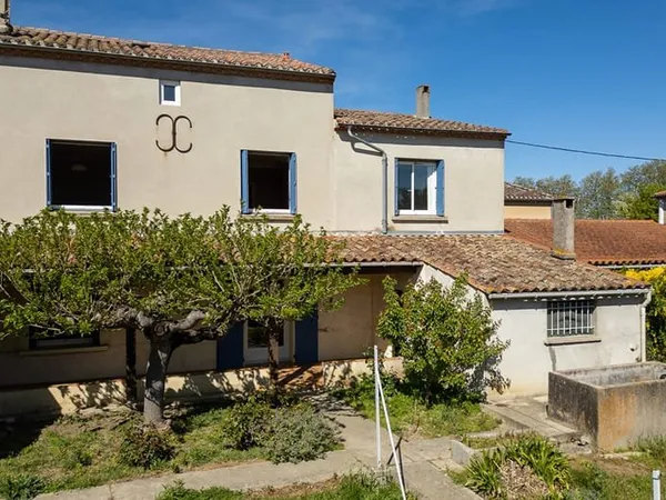 CARCASSONNE - ALZONNE Vaste maison de ville. 250m² (149m² hab.) avec jardin, terrasse abritée et gar