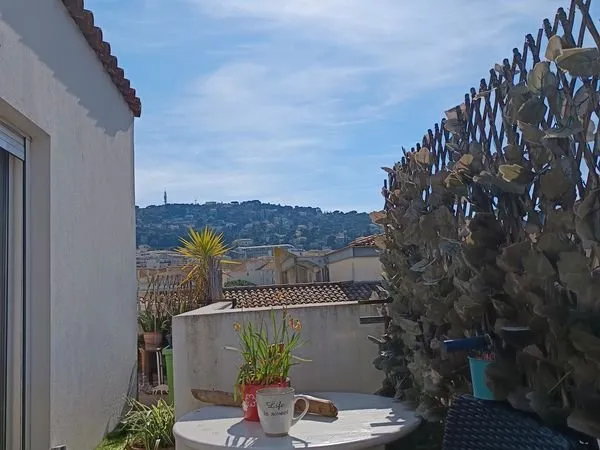 T2 lumineux avec terrasse et parking .Vue Mont Saint clair