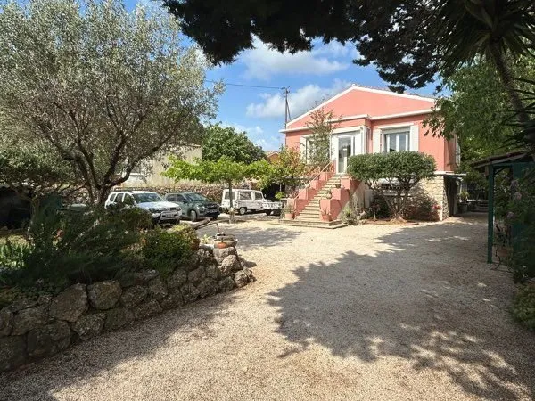 Coup de coeur assuré Villa provençale avec beau jardin arboré avec piscine