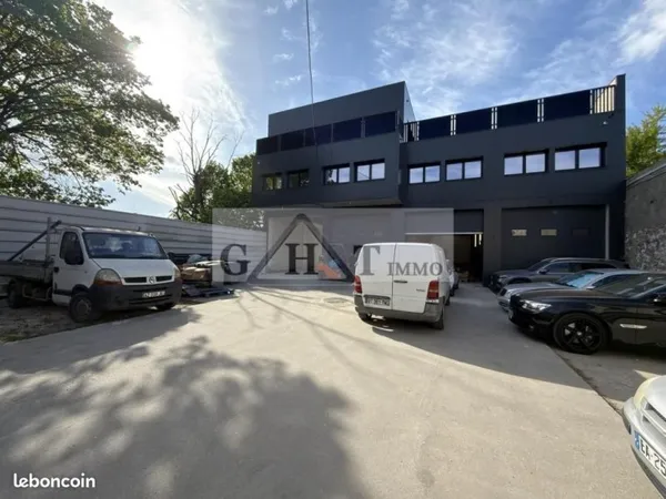 Local industriel 878 m²
