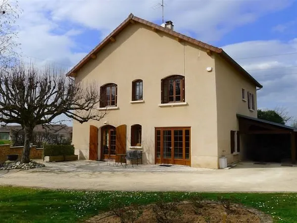 Dans un écrin de verdure, belle maison du début du 20ème siècle