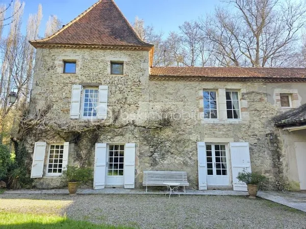 MOULIN ET DEPENDANCES SUR UNE PARCELLE DE 4 HECTARES