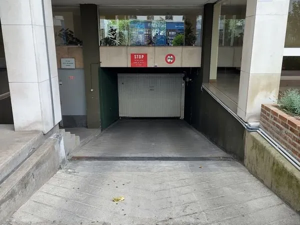Place de parking moto / scooter - Paris 15e - Proche Métro Commerce