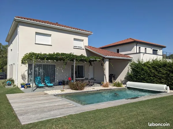 Maison récente avec piscine, au calme, gare à pied