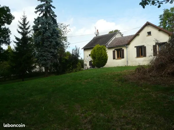 Maison dans jardin paysager