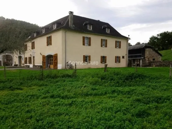 Proximite Oloron - Ensemble Immobilier Avec Terres Agricoles Et Bois -