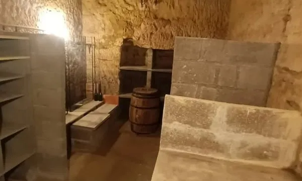 ST AVERTIN (Centre) CAVE / BOX