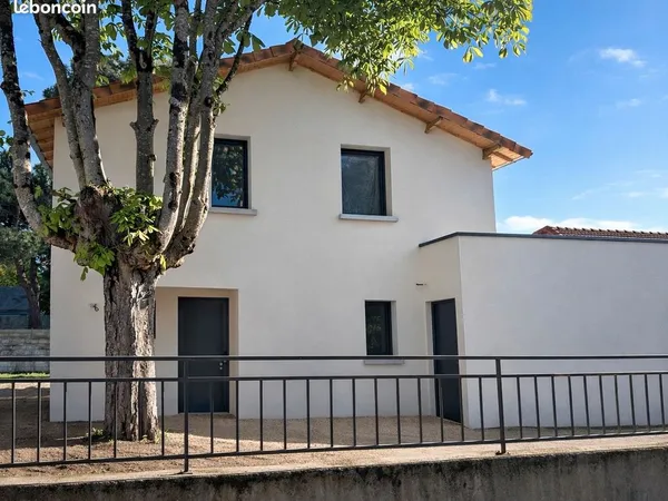 Location annuelle :Très belle maison de 155m2- 4 chambres-proche centre ville et commerces- à 100 mè
