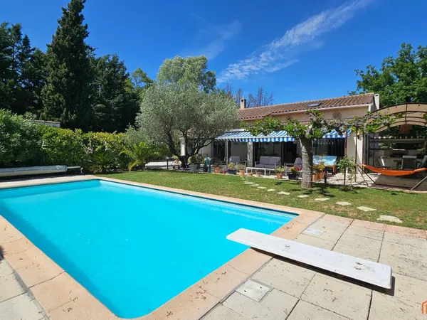 Belle maison familiale avec piscine sur terrain plat et arboré
