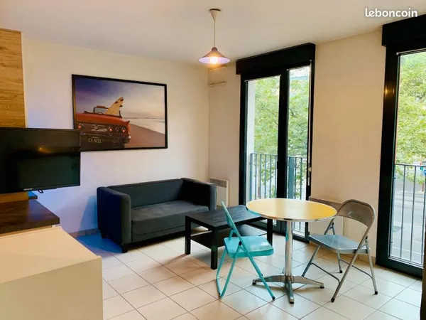 Studio meublé contemporain, très lumineux, wifi inclus