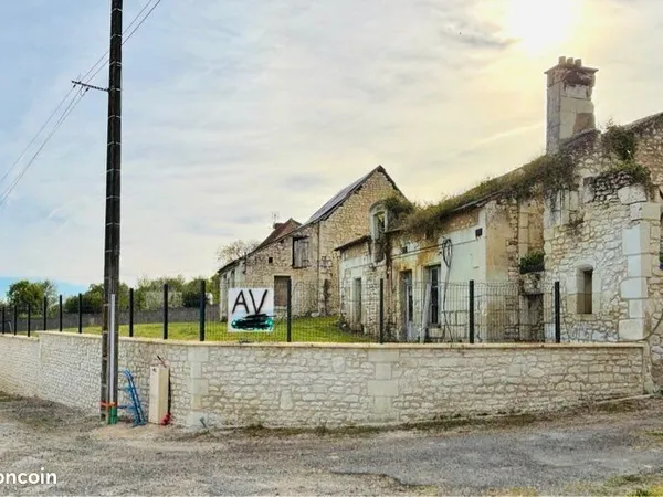 Terrain constructible avec deux bâtisses à rénover - fort potentiel
