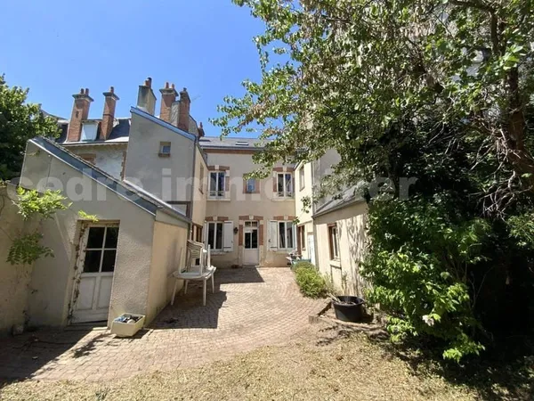 Maison 8 pièces 233 m²