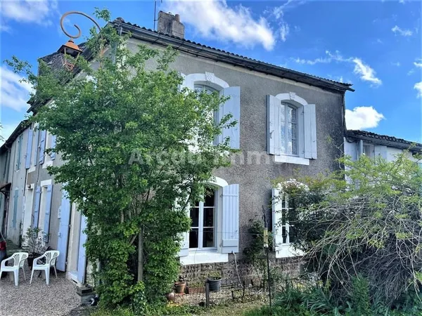 Maison dans le bourg, 3 chambres, 2 salles de bains, petit g