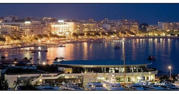 CANNES CENTRE HOTEL** DE 300M2 290M DE LA CROISETTE & PALA