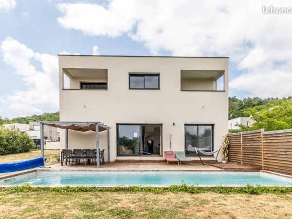 Maison contemporaine 5 pièces avec piscine - 24 Avenue de la Beaumière à Ceyrat