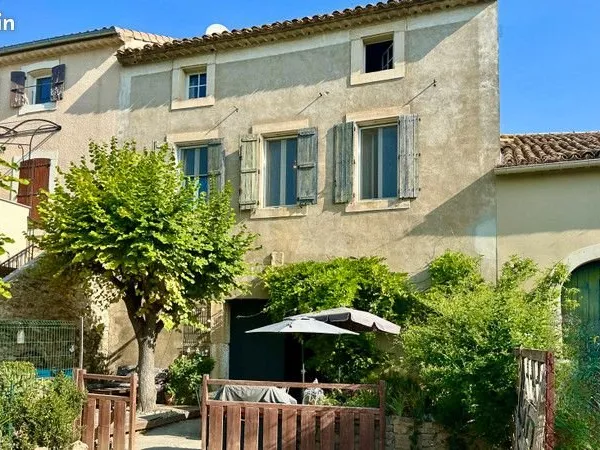 Grande maison exploitée en chambres d'hôtes