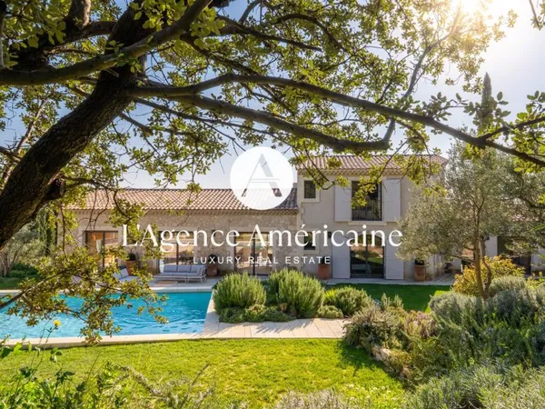Mas Provençal entièrement rénové avec vues directes sur le village