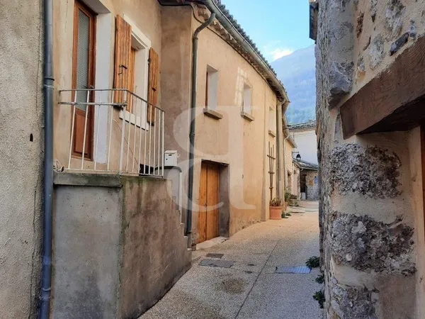 Maison de village dans village perché