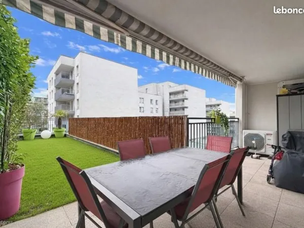 Élégant appartement terrasse, en étage, avec climatisation, à proximité de Montchat Lyon 3ème dans u