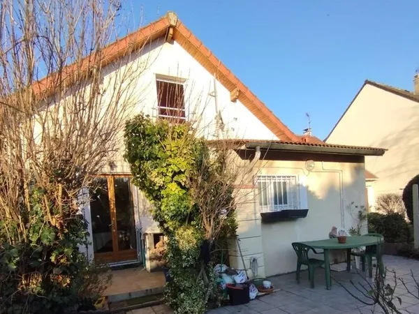 Maison sur grand terrain avec arbres fruitiers