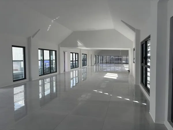 Local commercial JARRY - 286 M2 - IMMEUBLE OISEAU DU PARADIS